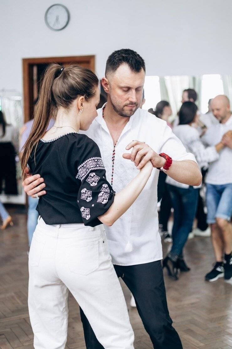 imgi_83_kharkiv-ukraine-210523-people-have-fun-dancing-bachata-kizomba-salsa-dance-floor_909563-129
