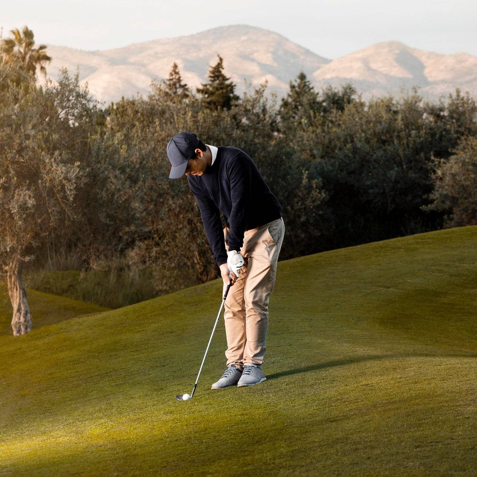 side-view-man-playing-grassy-golf-field
